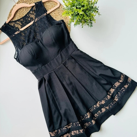 GUESS Black Lace Cocktail Fit And Flare Dress Size 0 - Picture 2 of 13